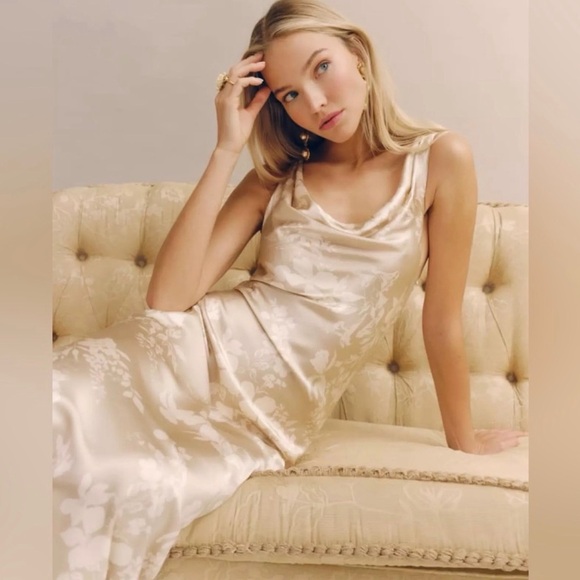 Reformation Dress Annabelle Silk Dress
Sable Size 4 - Picture 4 of 7